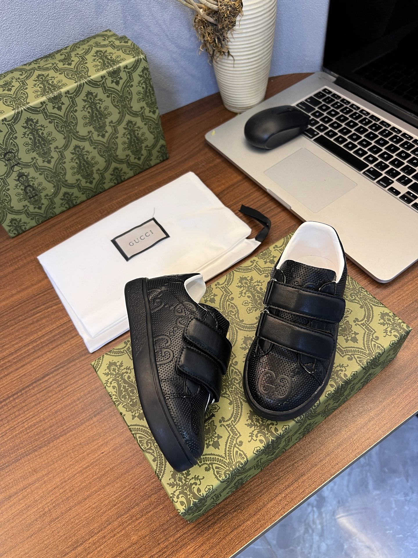 Children's shoes child